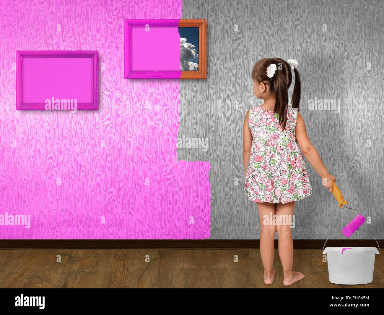 Bambino ragazza facendo riparare, parete di verniciatura Foto Stock