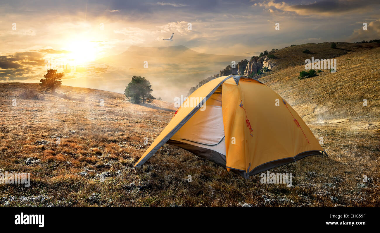 Tenda turistica in autunno le montagne di sunrise Foto Stock