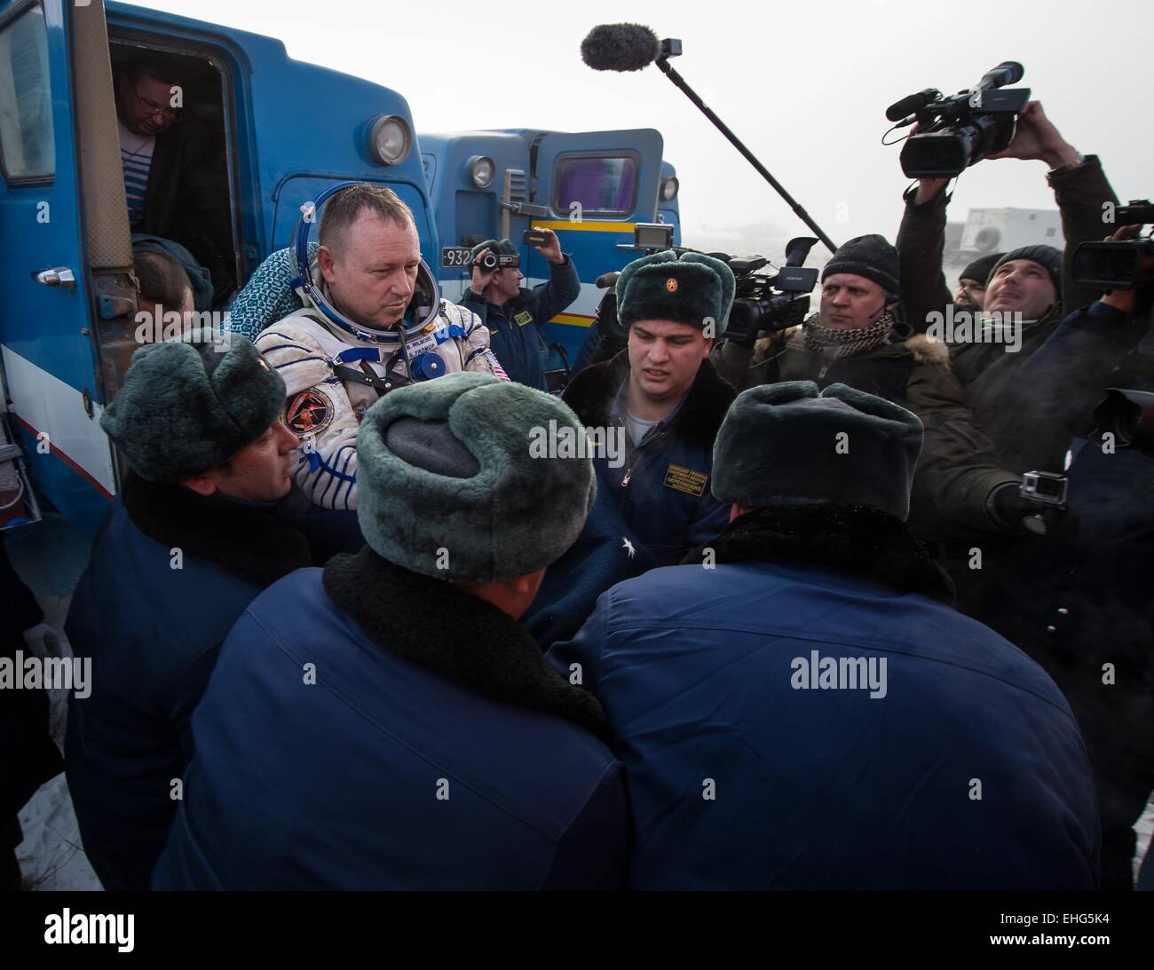 ISS Expedition 42 comandante Barry Wilmore della NASA, è portato a recuperare il veicolo al di fuori della Soyuz TMA-14M capsule a soli pochi minuti di atterraggio in una zona remota 13 marzo 20154 vicino Zhezkazgan, Kazakistan. L' equipaggio è rientrato dopo quasi sei mesi a bordo della Stazione Spaziale Internazionale. Foto Stock