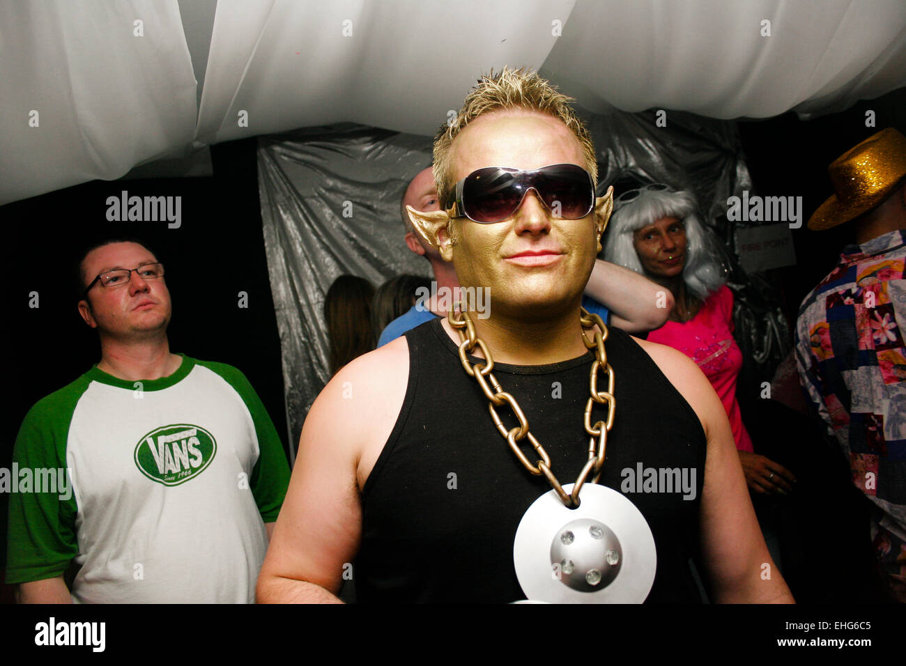 Guy vestito come un alieno in un festival in Inghilterra. Foto Stock