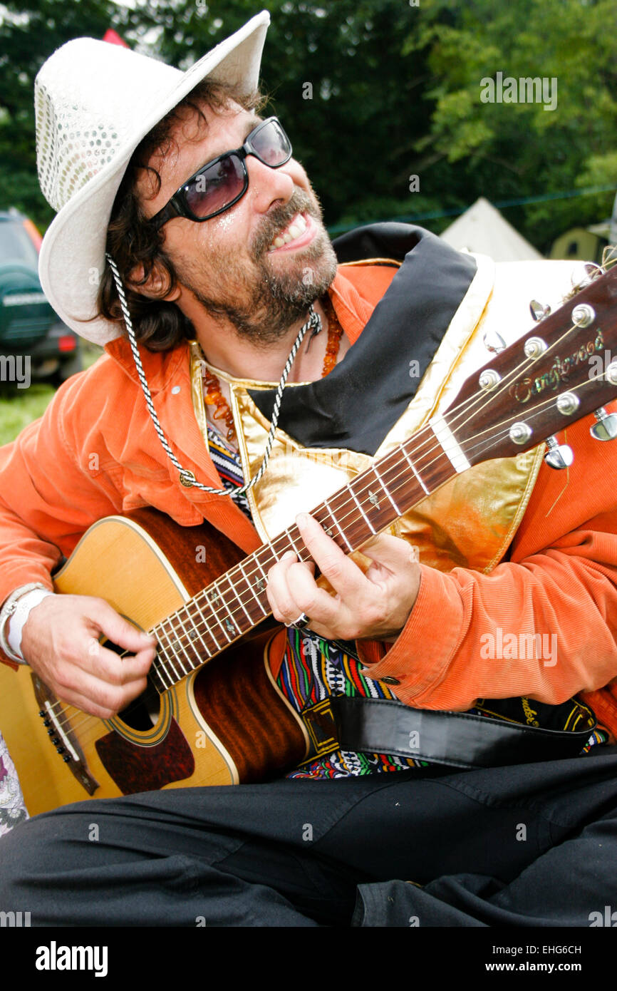 Il cowboy di suonare una chitarra in un festival in Inghilterra. Foto Stock