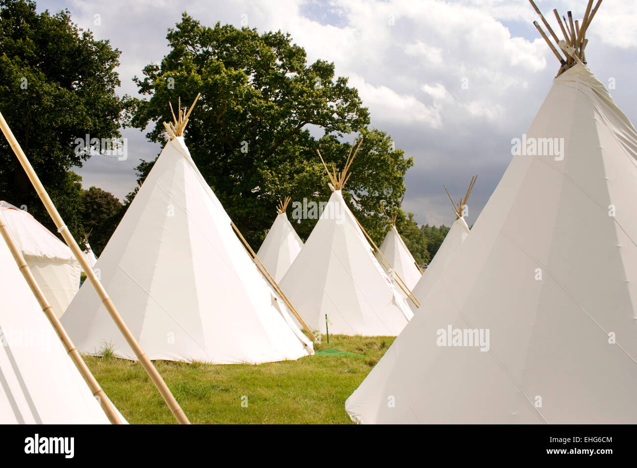 Tende tepee campeggio durante un festival in Inghilterra. Foto Stock