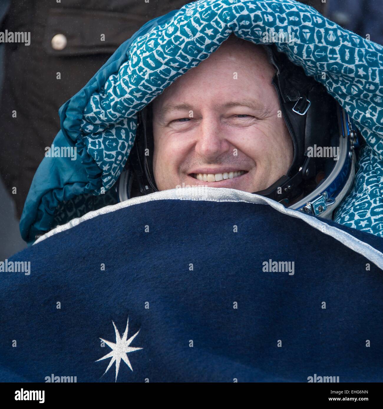 ISS Expedition 42 comandante astronauta della NASA Barry Wilmore avvolto in un mantello esterno della Soyuz TMA-14M capsule a soli pochi minuti di atterraggio in una zona remota 13 marzo 20154 vicino Zhezkazgan, Kazakistan. L' equipaggio è rientrato dopo quasi sei mesi a bordo della Stazione Spaziale Internazionale. Foto Stock ISS Expedition 42 comandante astronauta della NASA Barry Wilmore avvolto in un mantello esterno della Soyuz TMA-14M capsule a soli pochi minuti di atterraggio in una zona remota 13 marzo 20154 vicino Zhezkazgan, Kazakistan. L' equipaggio è rientrato dopo quasi sei mesi a bordo della Stazione Spaziale Internazionale. Foto Stock