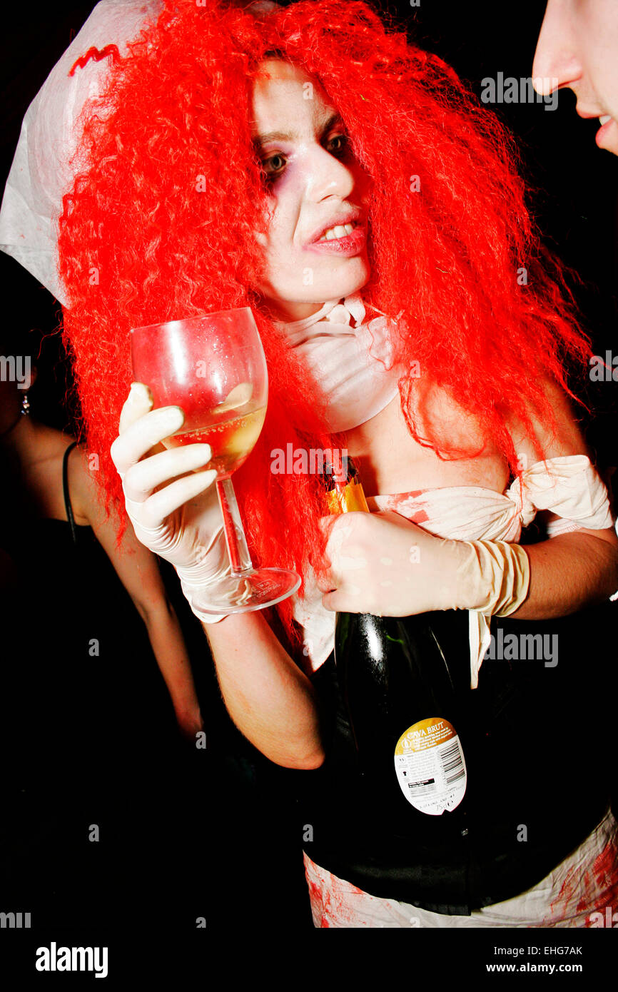 Ragazza in una parrucca rosso all'ultimo martedì della società ' una danza macabra" Sfera di Halloween a Londra. Foto Stock