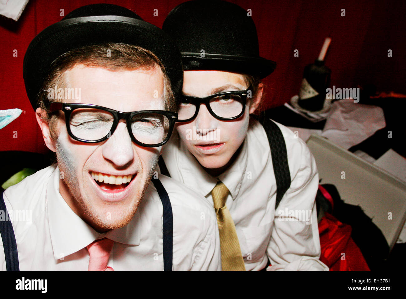 Due Geek all'ultimo martedì della società ' una danza macabra" Sfera di Halloween a Londra. Foto Stock