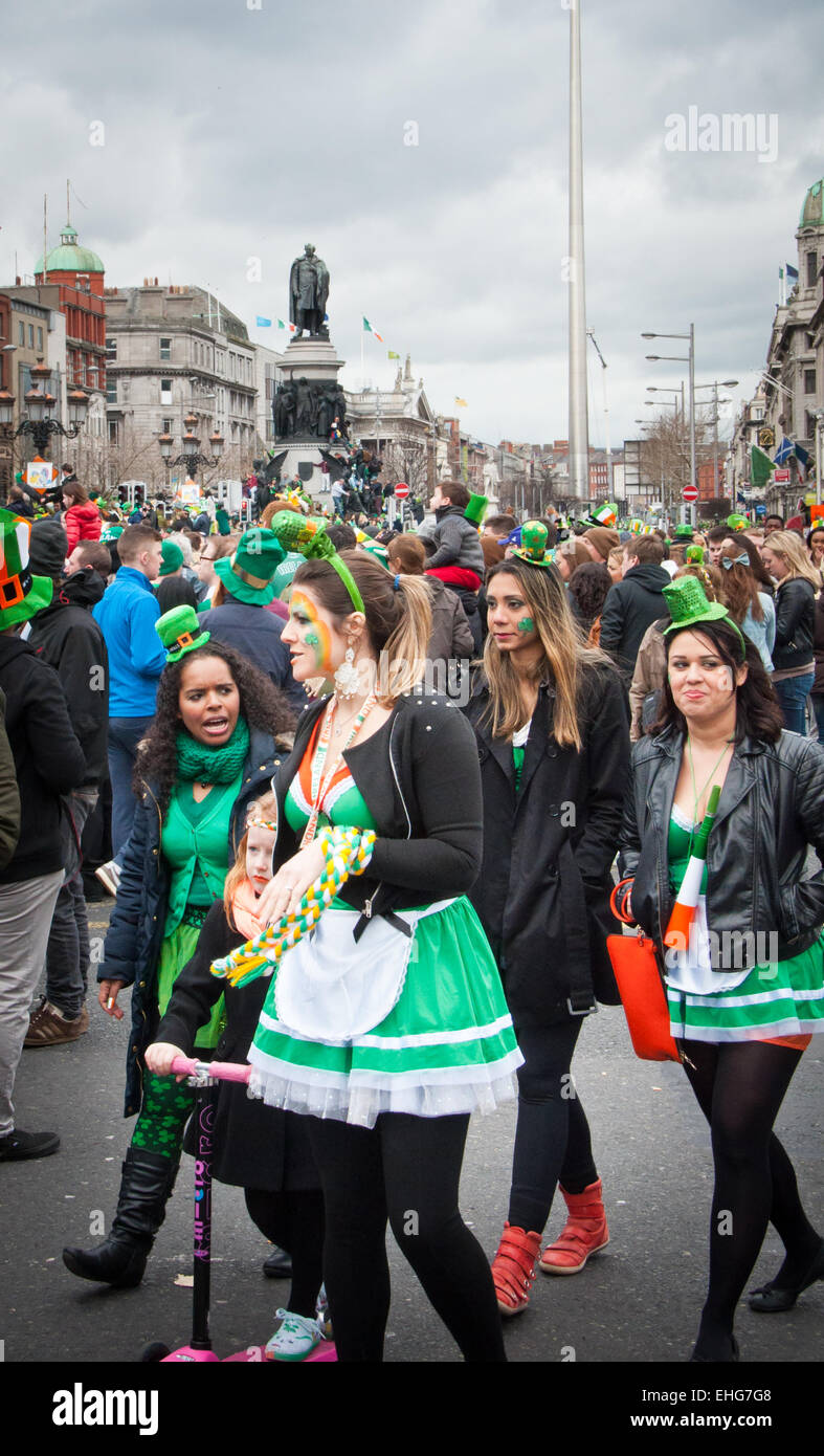 Quattro donne turistica vestito di verde che frequentano il il giorno di San Patrizio festival nella strada principale di Dublino in Irlanda Foto Stock