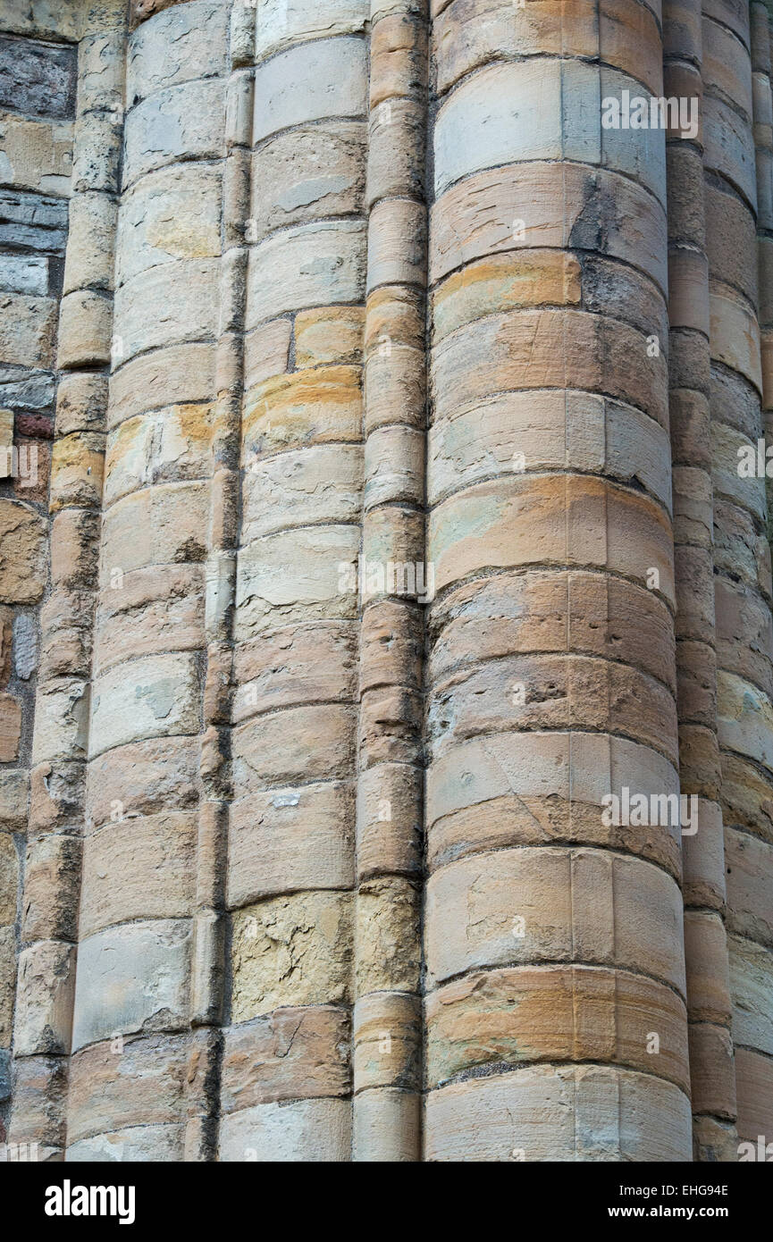 Arrotondato pilastri di pietra arenaria a Jedburgh Abbey. Jedburgh. Scottish Borders, Scozia Foto Stock