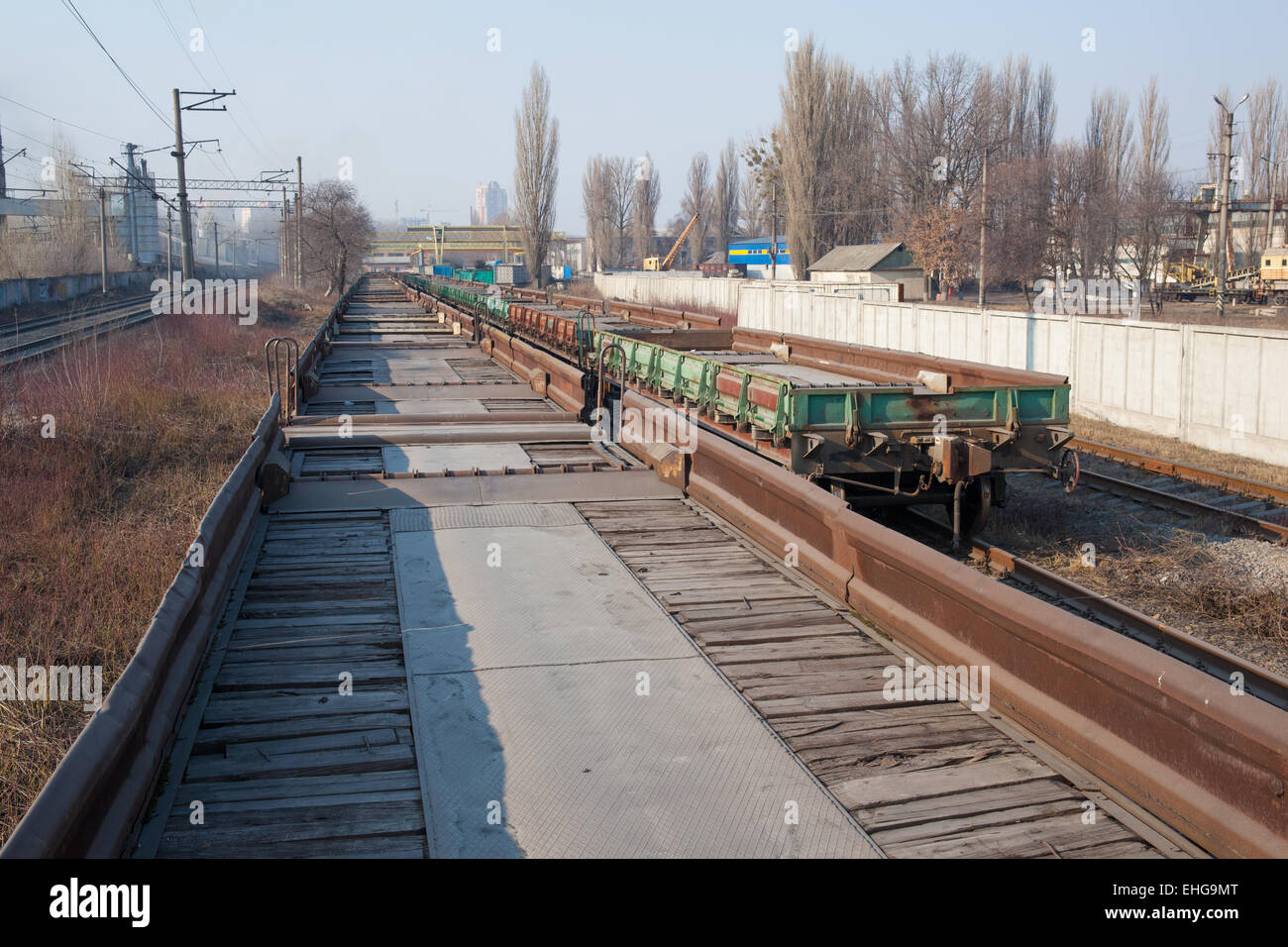Svuotare ferroviaria di piattaforme di carico in piedi vicino alla zona di fabbrica Foto Stock