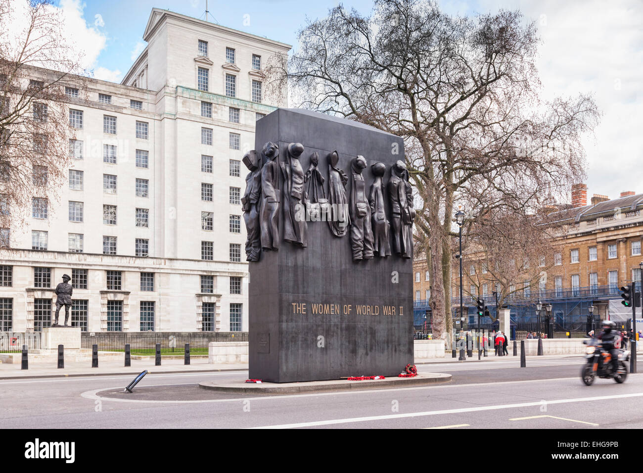 Memoriale per le donne della seconda guerra mondiale di Whitehall, Londra, da John W. Mills. Foto Stock