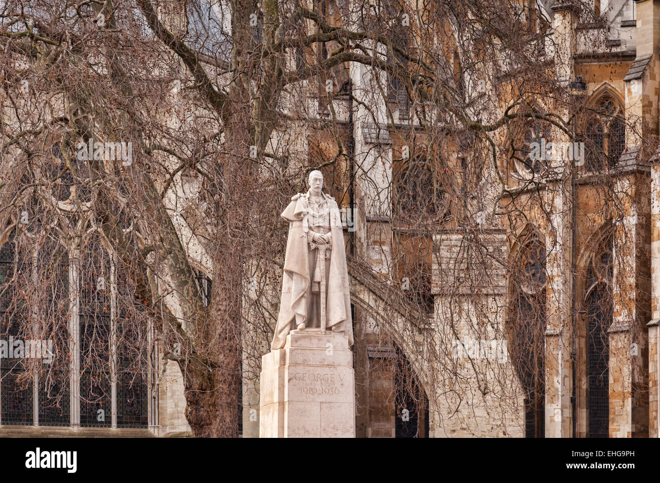 Statua di re Giorgio V fuori l'Abbazia di Westminster, Londra, Inghilterra. Foto Stock