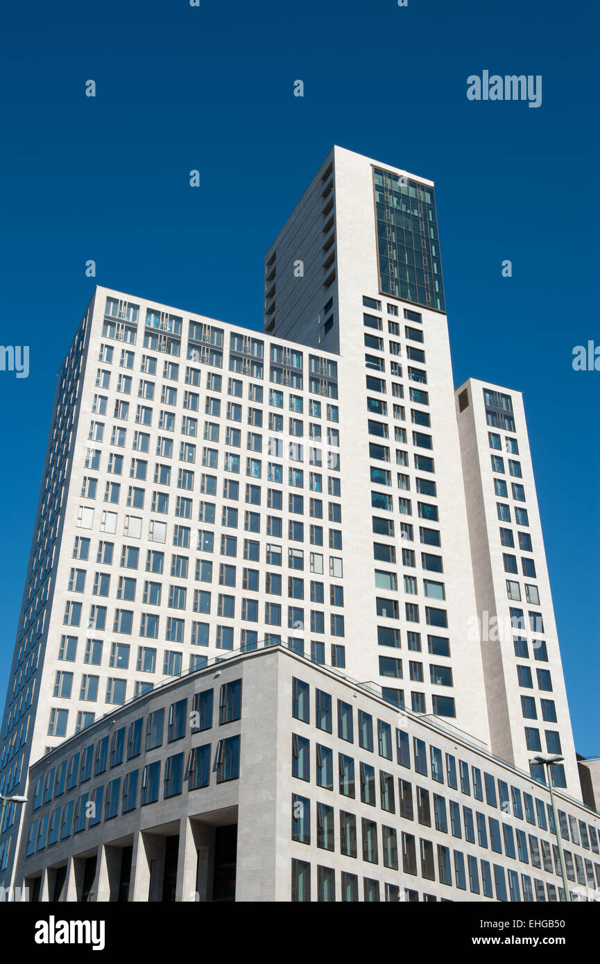 Un edificio alto e moderno Foto Stock