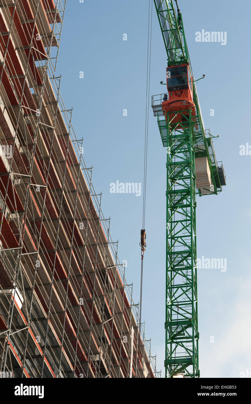 Gru da cantiere con impalcatura Foto Stock