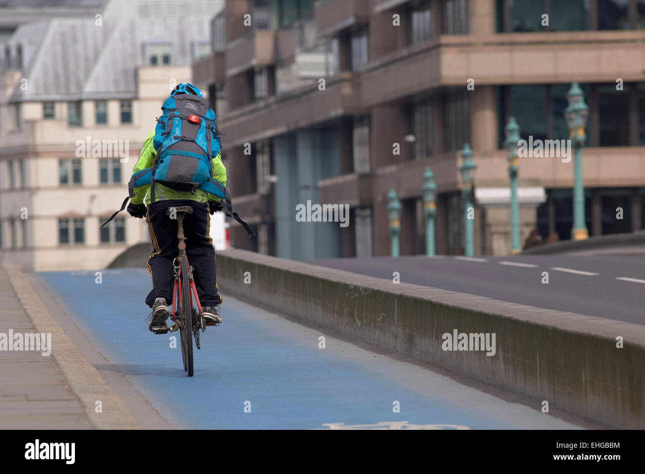 Ciclista sul ciclo di incrocio autostradale Southwark Bridge, Londra,UK. Foto Stock