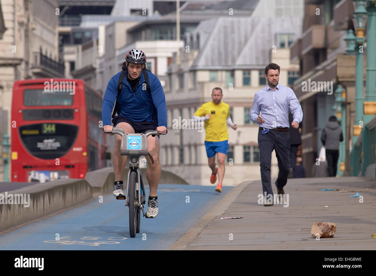 Ciclista e del jogging sul ciclo di incrocio autostradale Southwark Bridge, Londra,UK. Foto Stock