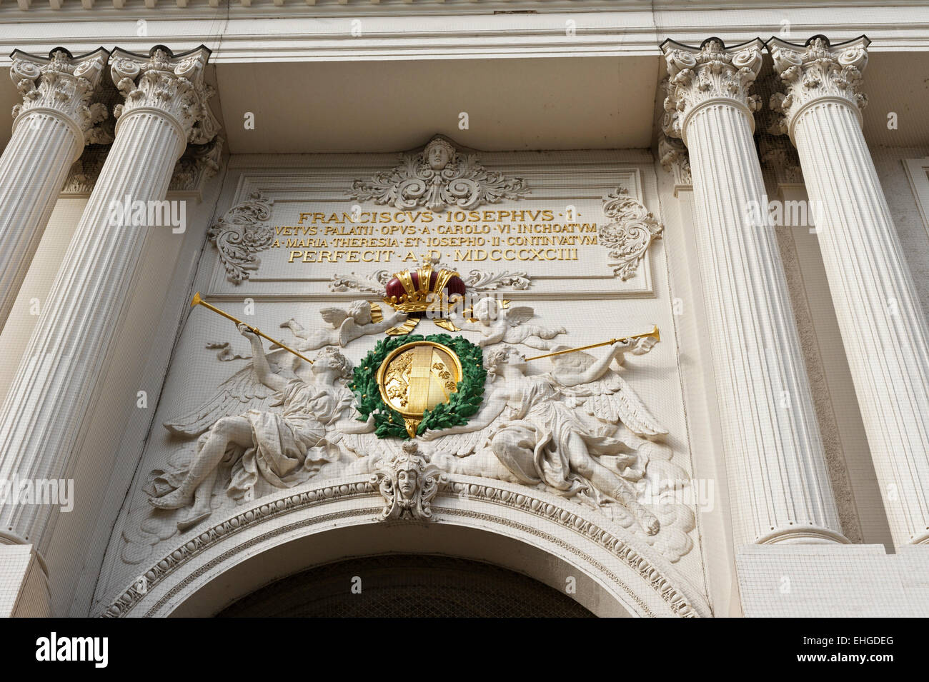 Decorative bassorilievo di angeli soffiando trombe su arch del Palazzo Imperiale Hofburg di Vienna, Austria. Foto Stock