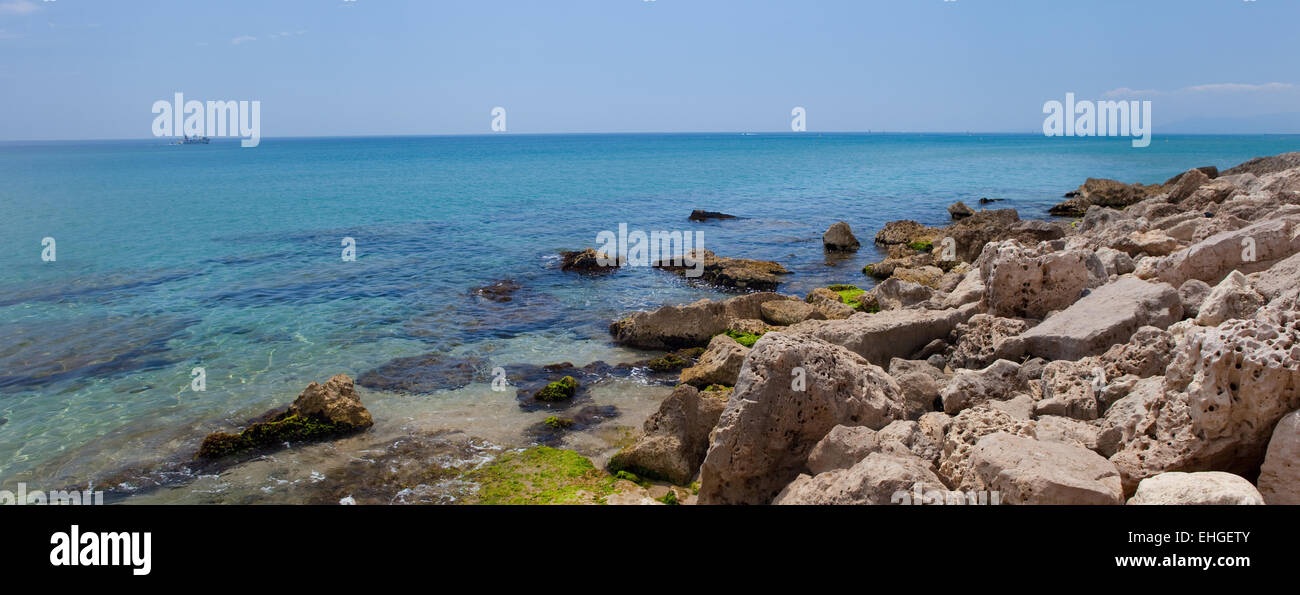 Soleggiata spiaggia rocciosa del Mare Mediterraneo Foto Stock