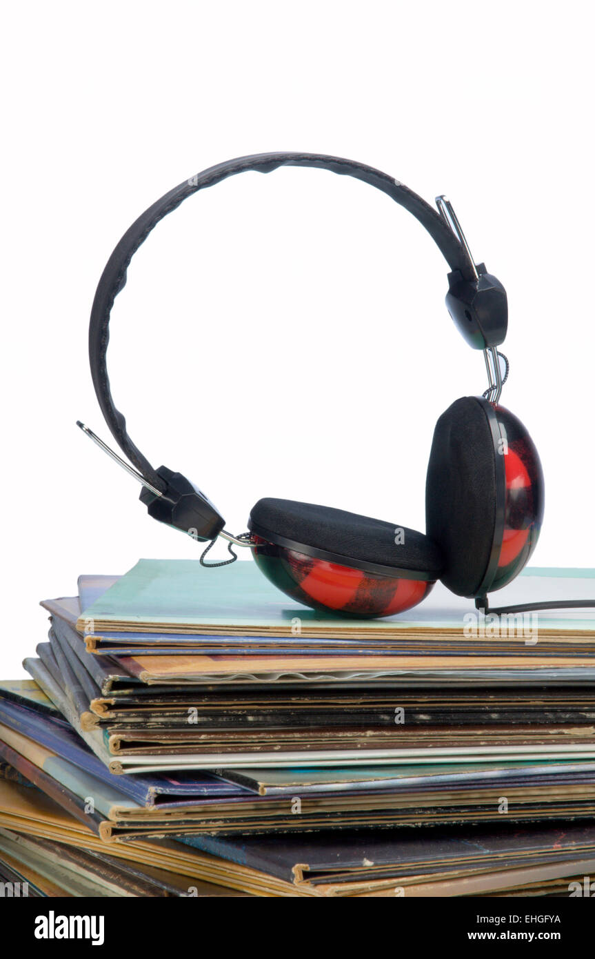 Le cuffie sulla pila di vecchi album Foto Stock