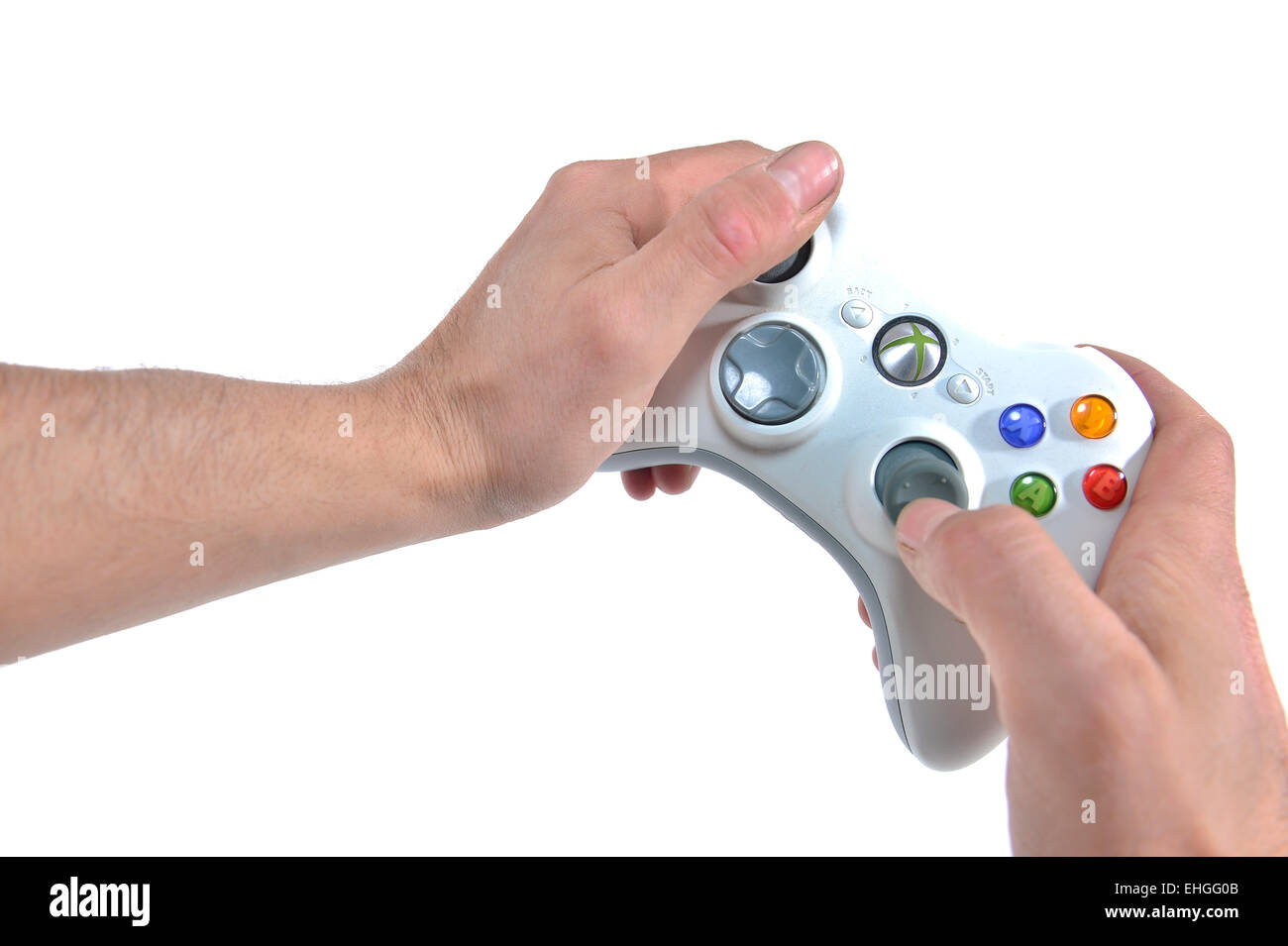 Prospettiva in prima persona di una persona che gioca con un Xbox 360 Controller di Microsoft Foto Stock