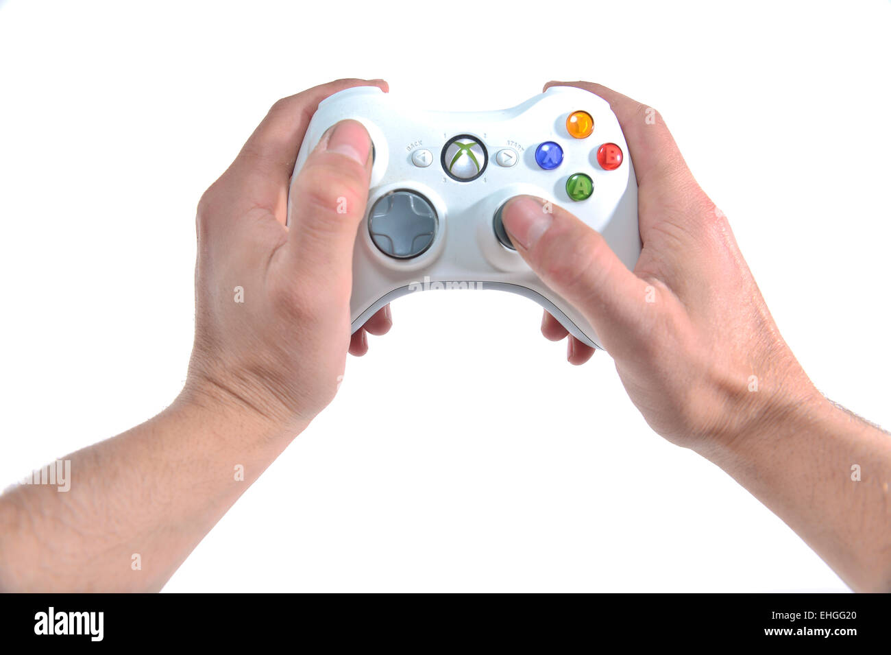 Prospettiva in prima persona di una persona che gioca con un Xbox 360 Controller di Microsoft Foto Stock