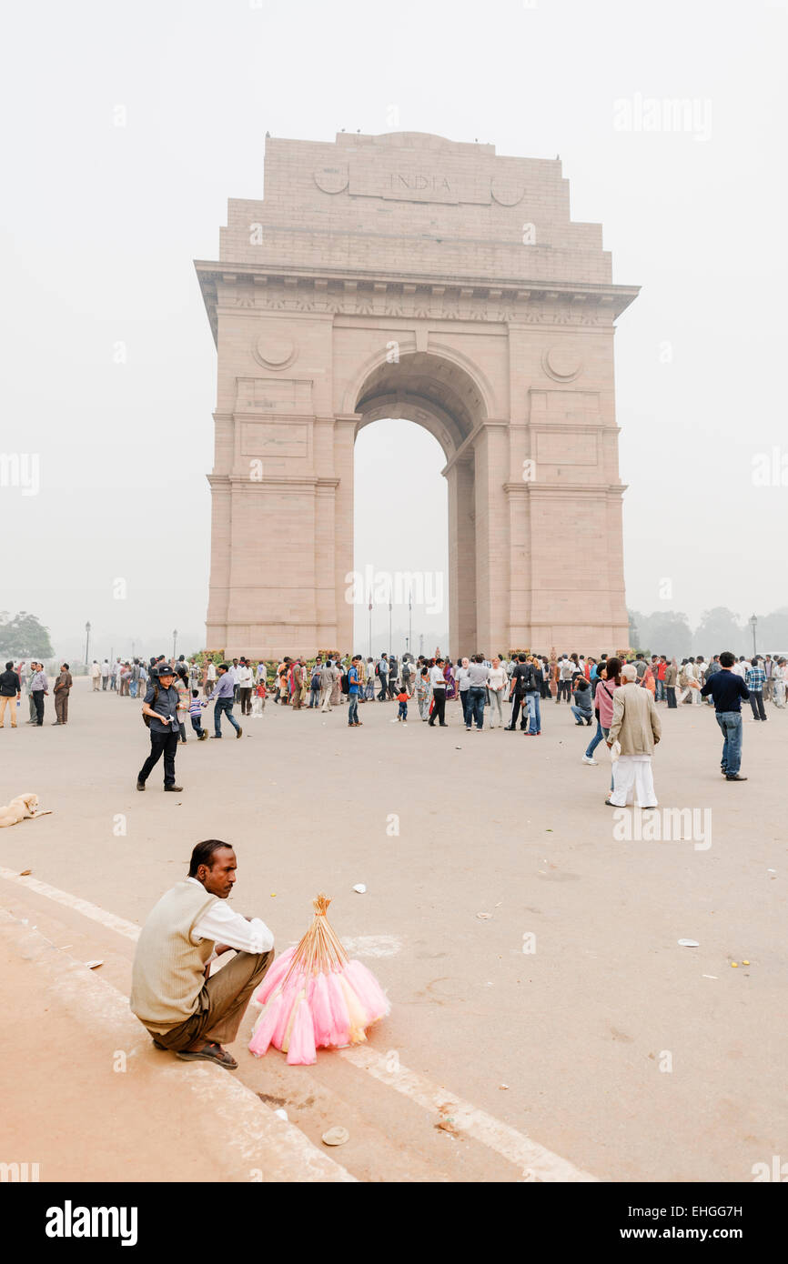 Un Candy Floss venditore di fronte all India Gate, Nuova Delhi. Foto Stock