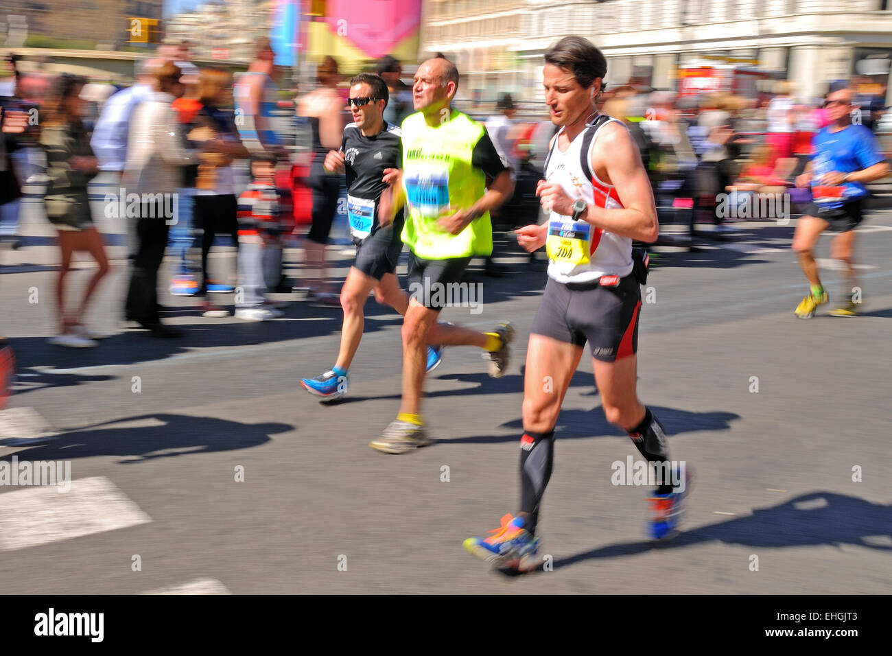 Barcellona - MAR 16: persone corrono in Zurigo maratona di Barcellona attraverso le strade della città. Foto Stock