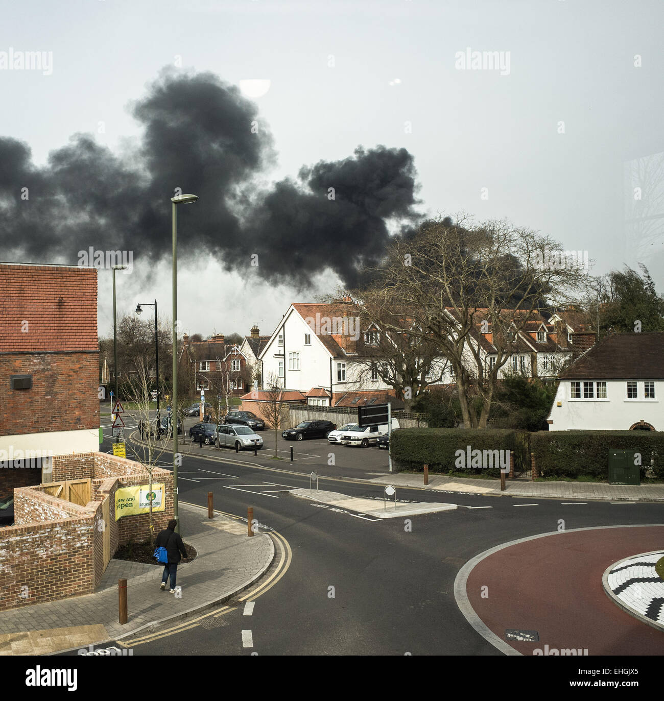 Incendio al St George's School, Weybridge, Londra, appena dopo mezzogiorno di venerdì 13 marzo 2015. Foto Stock