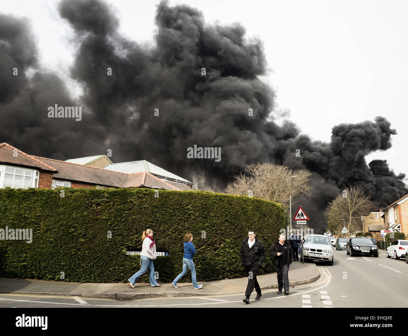 Incendio al St George's School, Weybridge, Londra, appena dopo mezzogiorno di venerdì 13 marzo 2015. Foto Stock