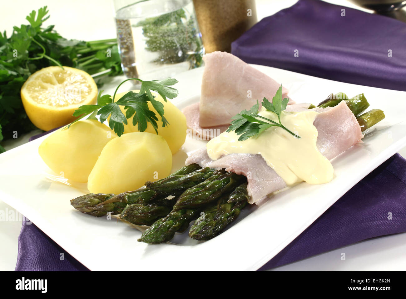 Asparagi con prosciutto e salsa olandese Foto Stock