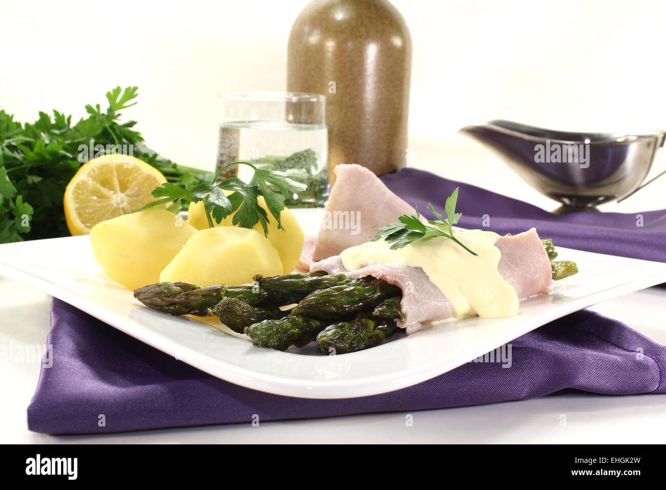 Asparagi di Bassano con salsa olandese Foto Stock