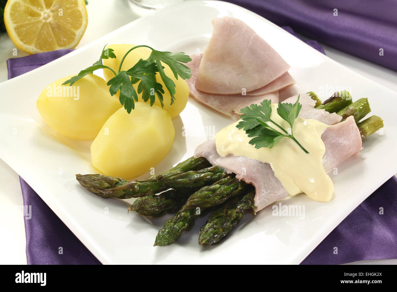 Asparagi con prosciutto cotto Foto Stock