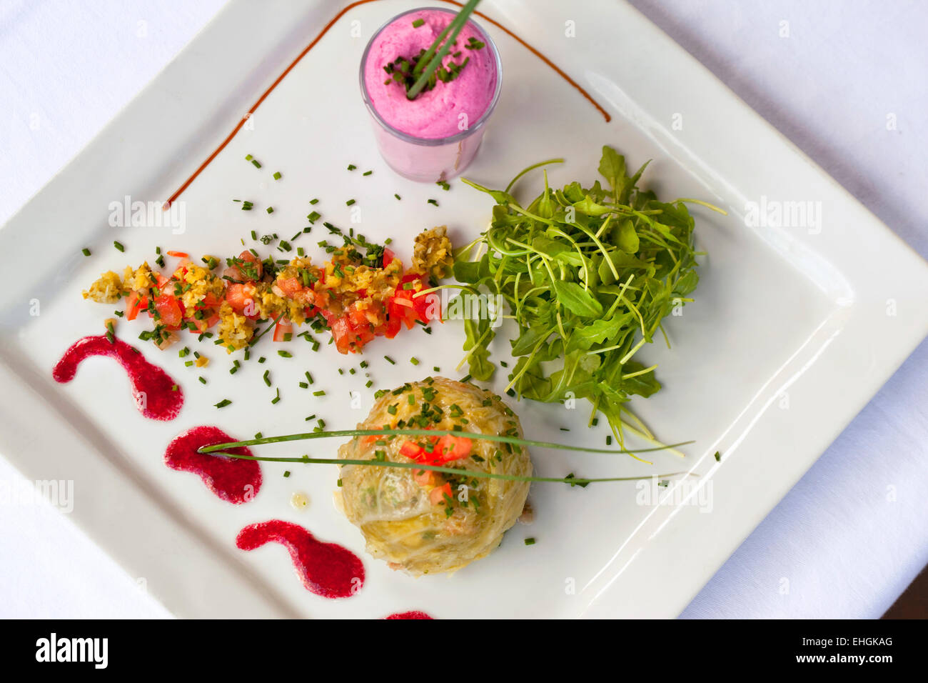 Cavolo ripieno, mousse di barbabietole e insalata verde Foto Stock