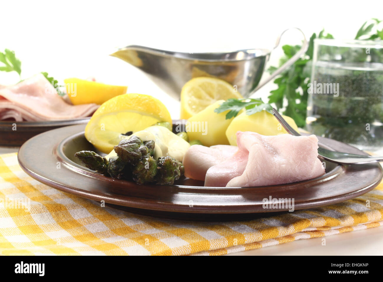 Asparagi con prosciutto cotto e salsa olandese Foto Stock