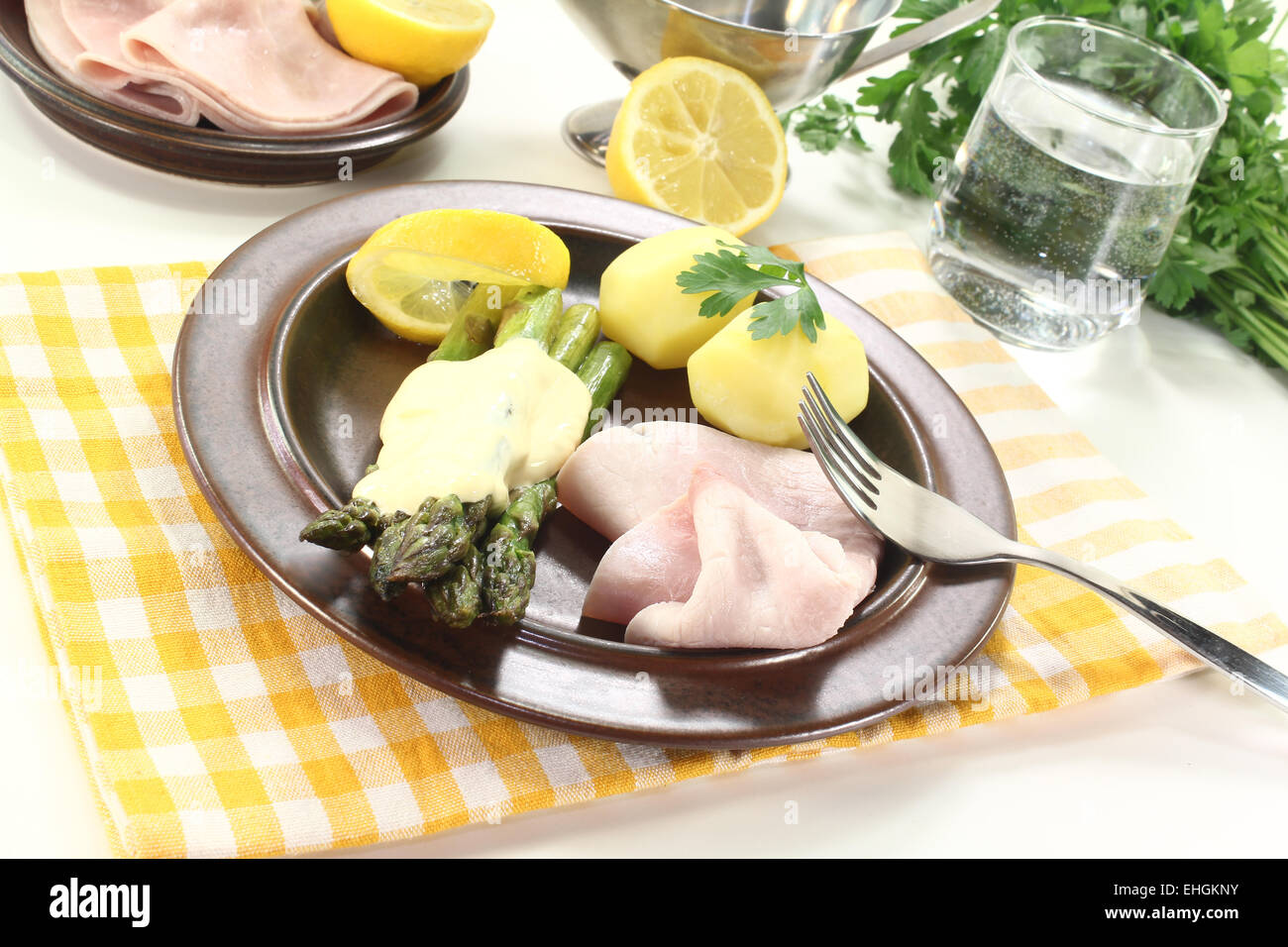 Asparagi con prosciutto cotto Foto Stock