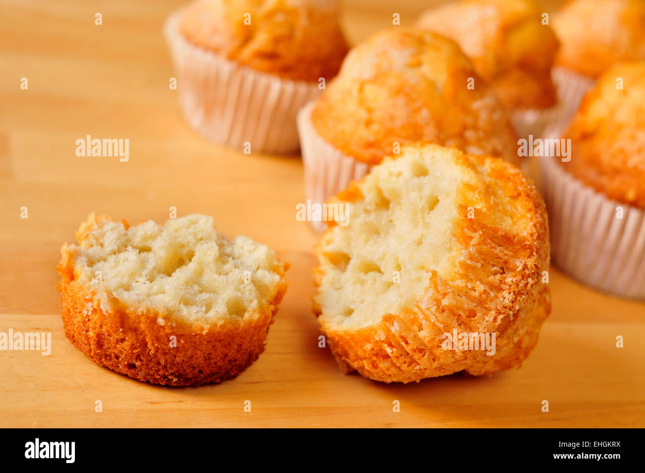 Primo piano di alcuni magdalenas tipica spagnola muffin normale, su un tavolo di legno Foto Stock