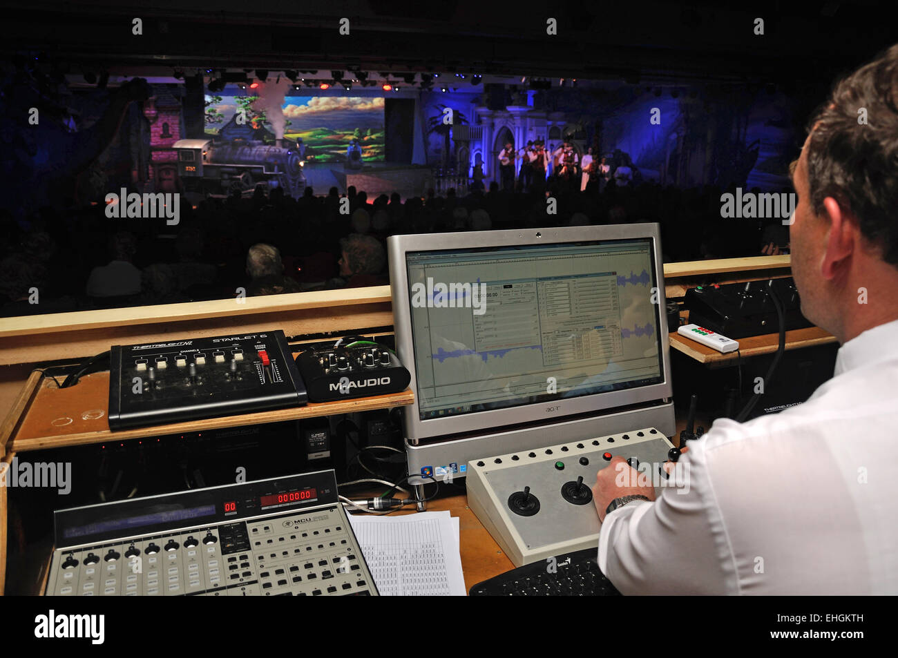 Effetti speciali tecnico aggiunge all'azione durante una fase di live performance Foto Stock