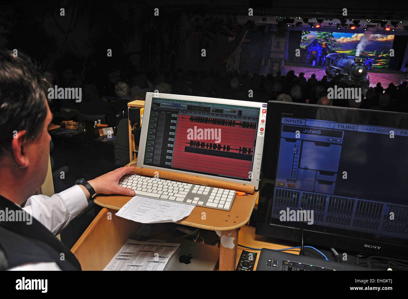 Un tecnico del suono aggiunge all'azione durante una fase di live performance Foto Stock