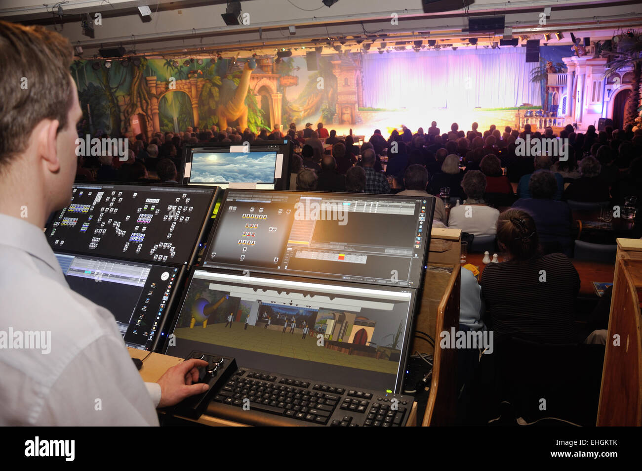 Un tecnico luci controlla gli effetti per una live performance sul palco Foto Stock