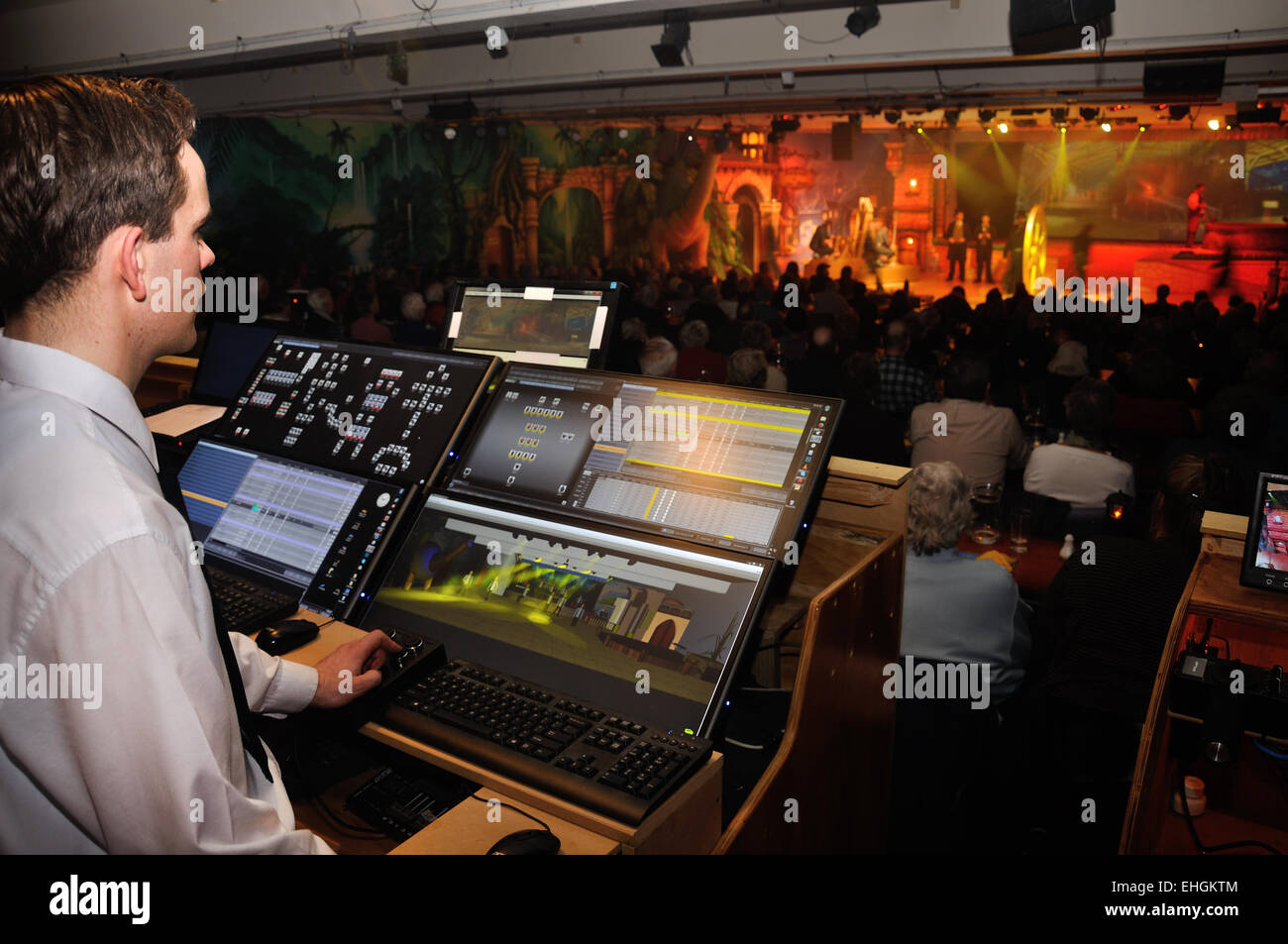 Un tecnico luci controlla gli effetti speciali per un live performance sul palco Foto Stock
