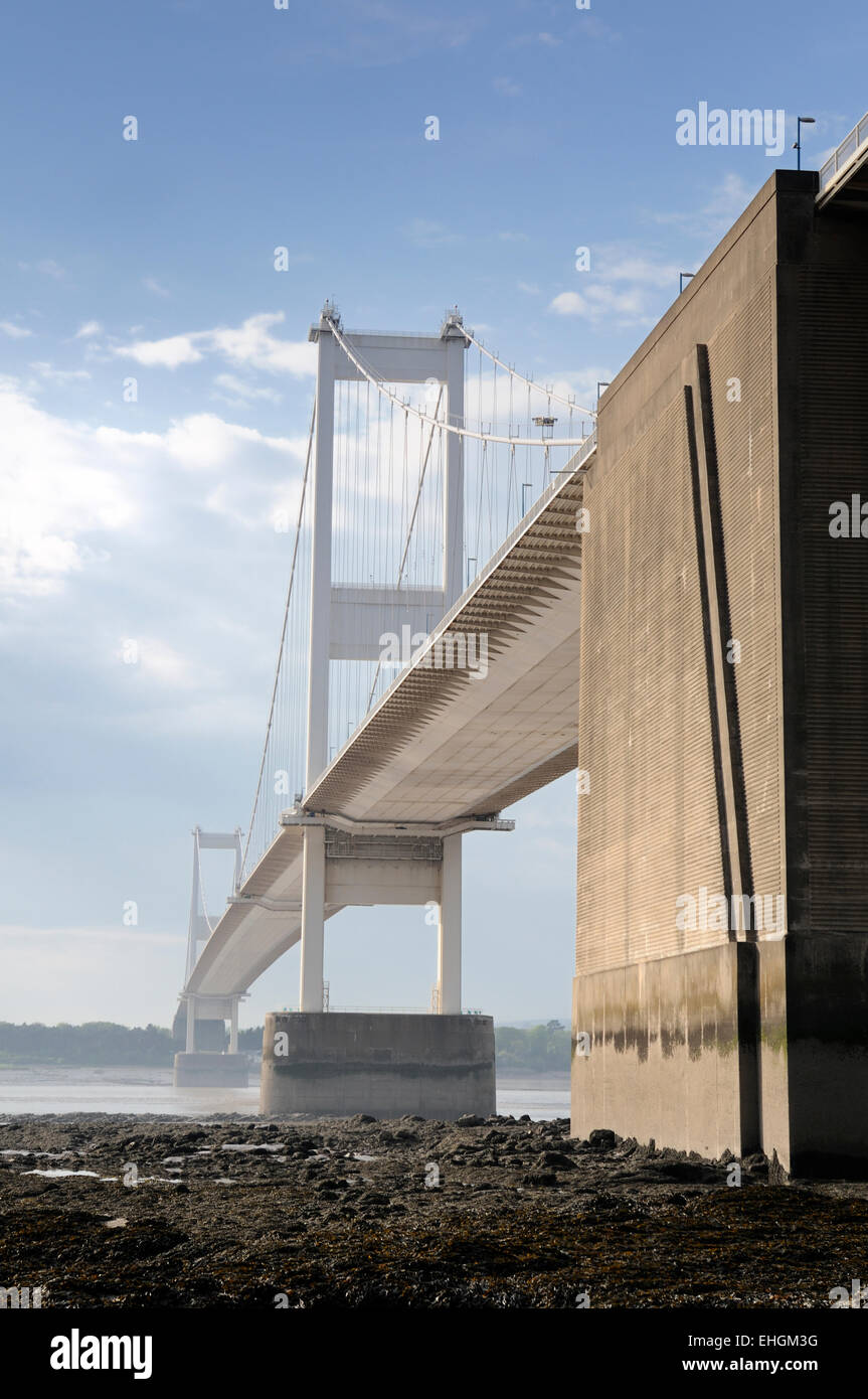 Il vecchio originale Severn suspension bridge spanning Severn Estuary a bassa marea in una giornata di sole Foto Stock