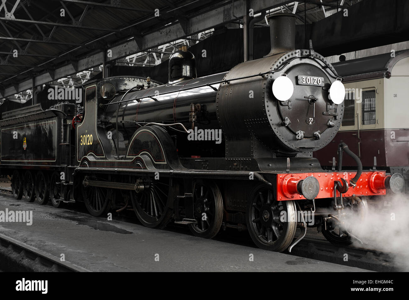 Conserve di T9 classe (Greyhound) locomotiva a vapore a Didcot Railway Centre, all'interno del capannone del motore. Foto Stock