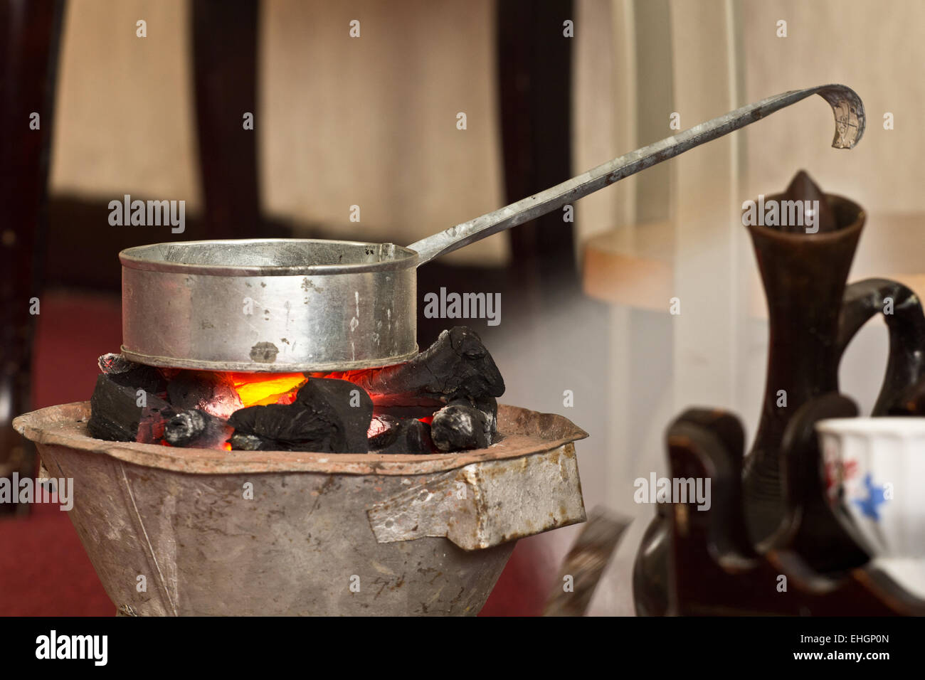 La tostatura del caffè crudo usando carbone Foto Stock
