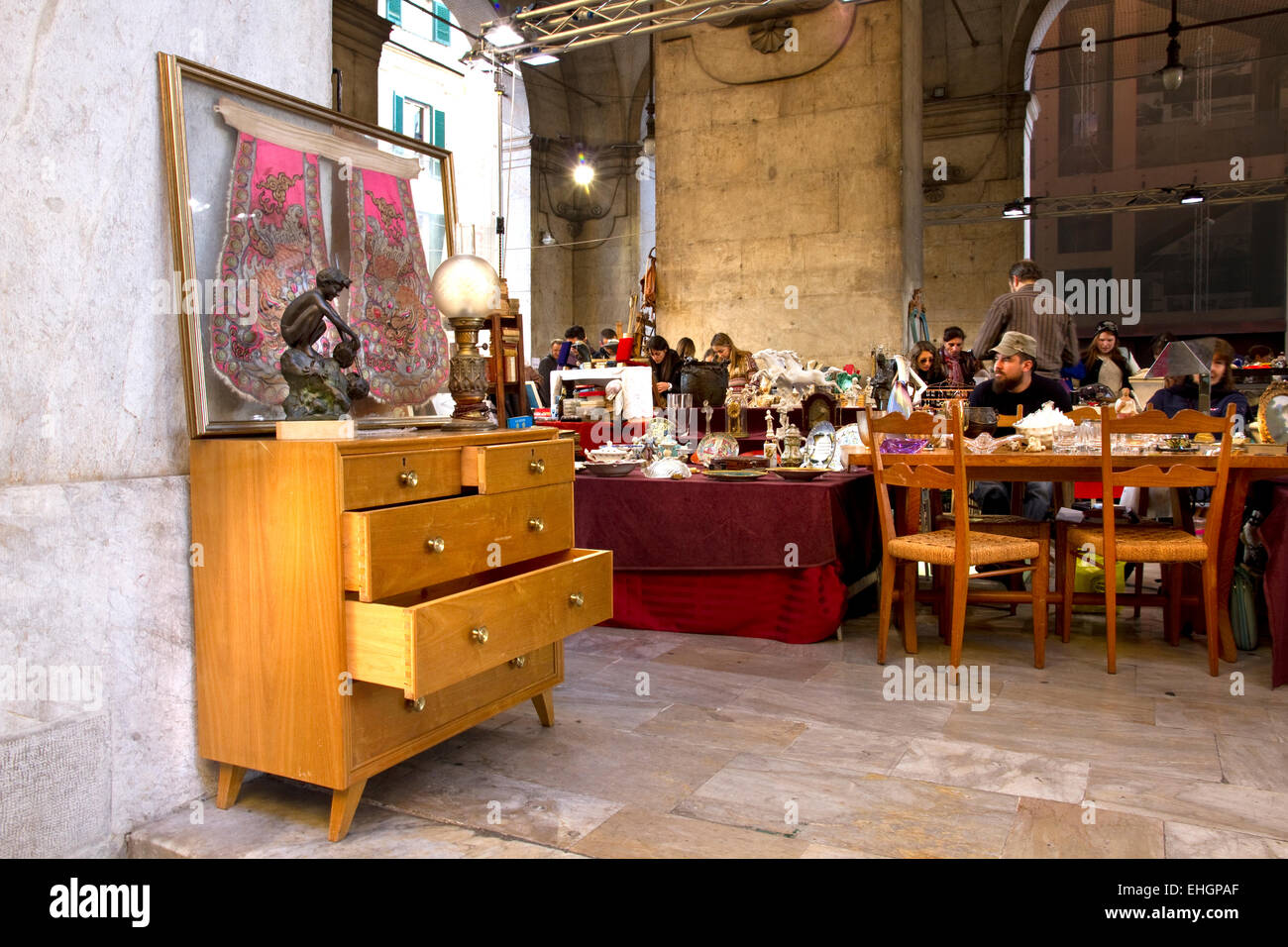 Pressione di stallo nel mercato delle pulci in Logge di Banchi, Piazza XX Settembre, centro città, Pisa, Toscana, Italia Foto Stock