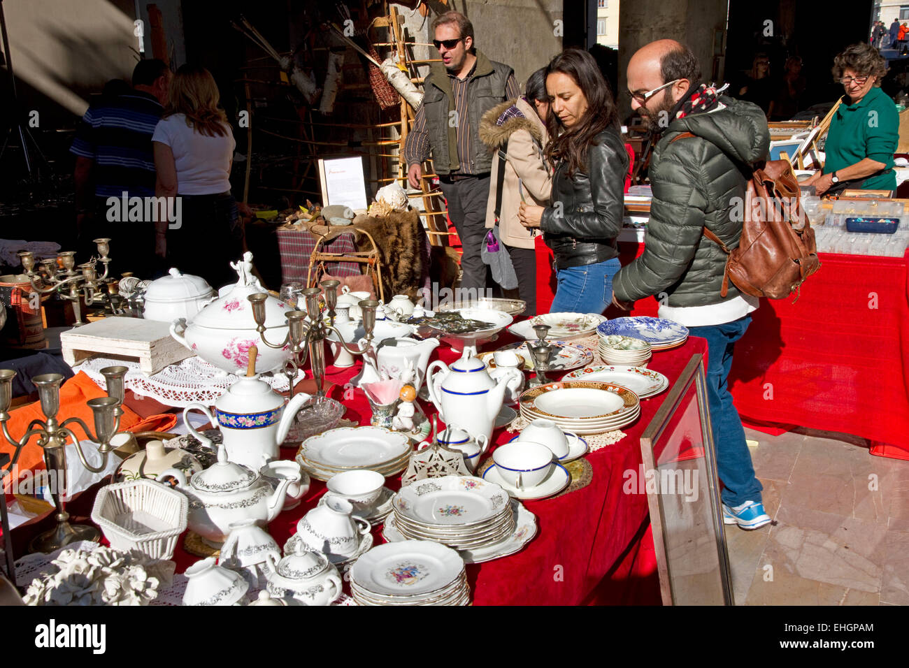 Pressione di stallo nel mercato delle pulci in Logge di Banchi, Piazza XX Settembre, centro città, Pisa, Toscana, Italia Foto Stock