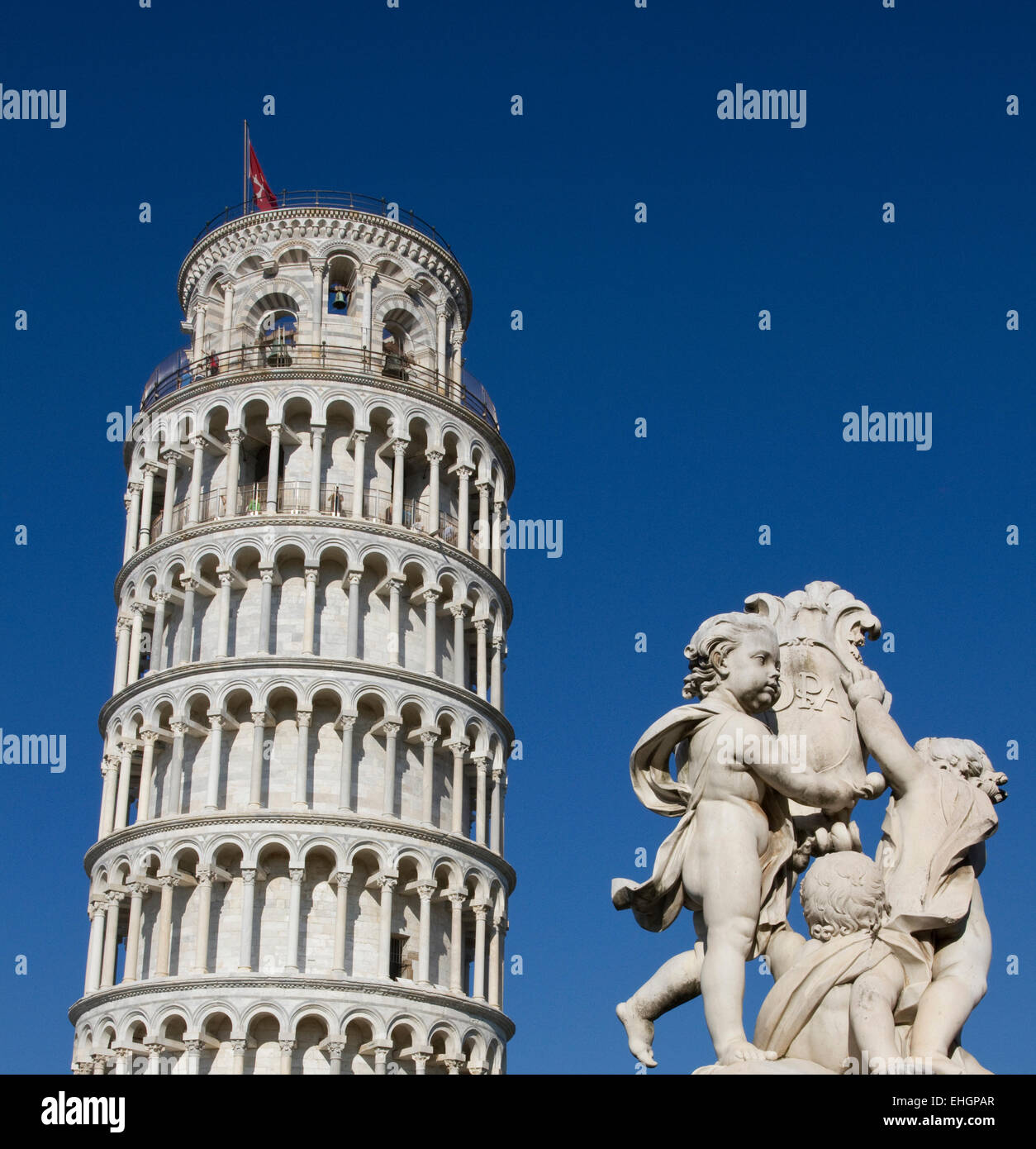 Torre di Pisa e cherubino statua in Piazza dei Miracoli a Pisa,Toscana, Italia Foto Stock
