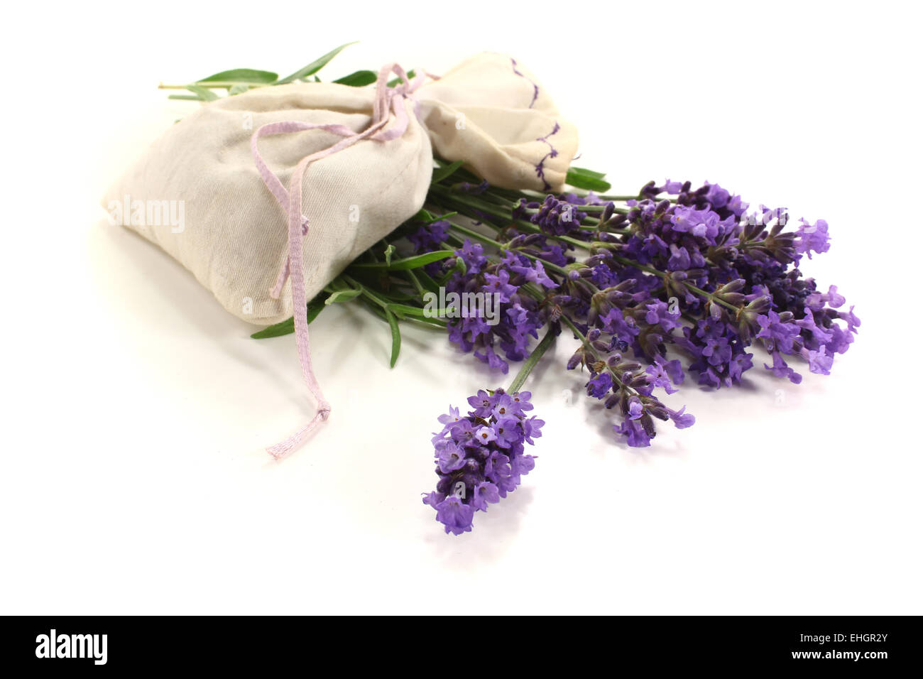 Sacchetto di lavanda con fiori viola e foglie Foto Stock