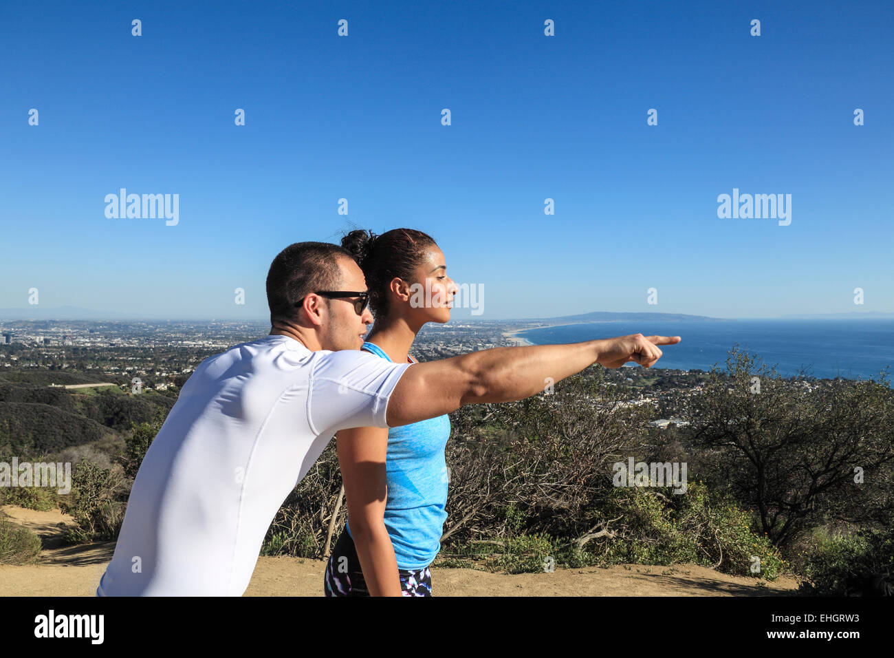 Gli escursionisti a si affacciano sul Temescal Trail Ridge vedere la baia di Santa Monica Foto Stock