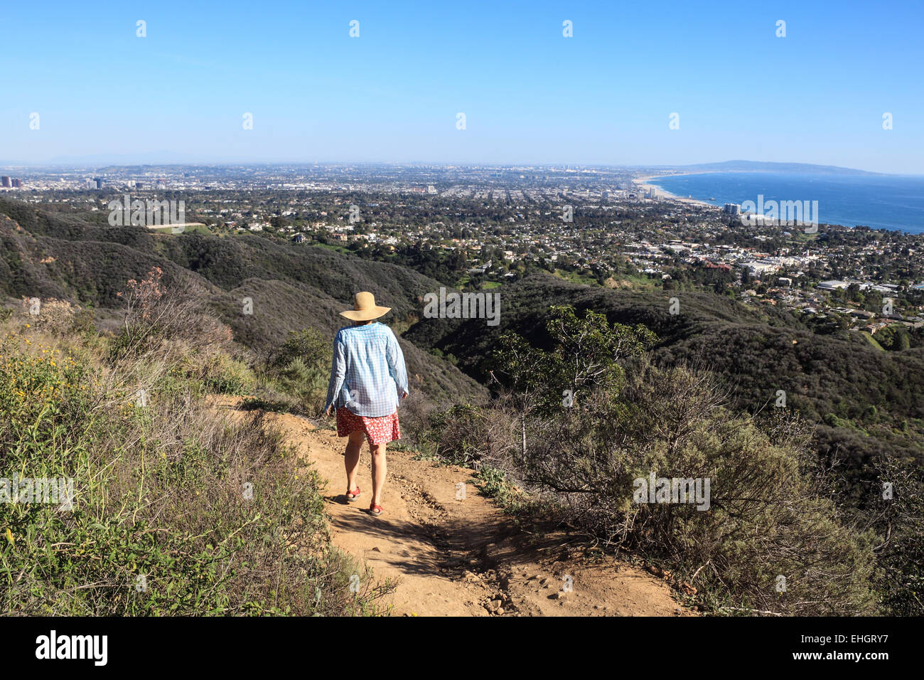 Escursionista sul Temescal Ridge Trail, con la Baia di Santa Monica a distanza Foto Stock