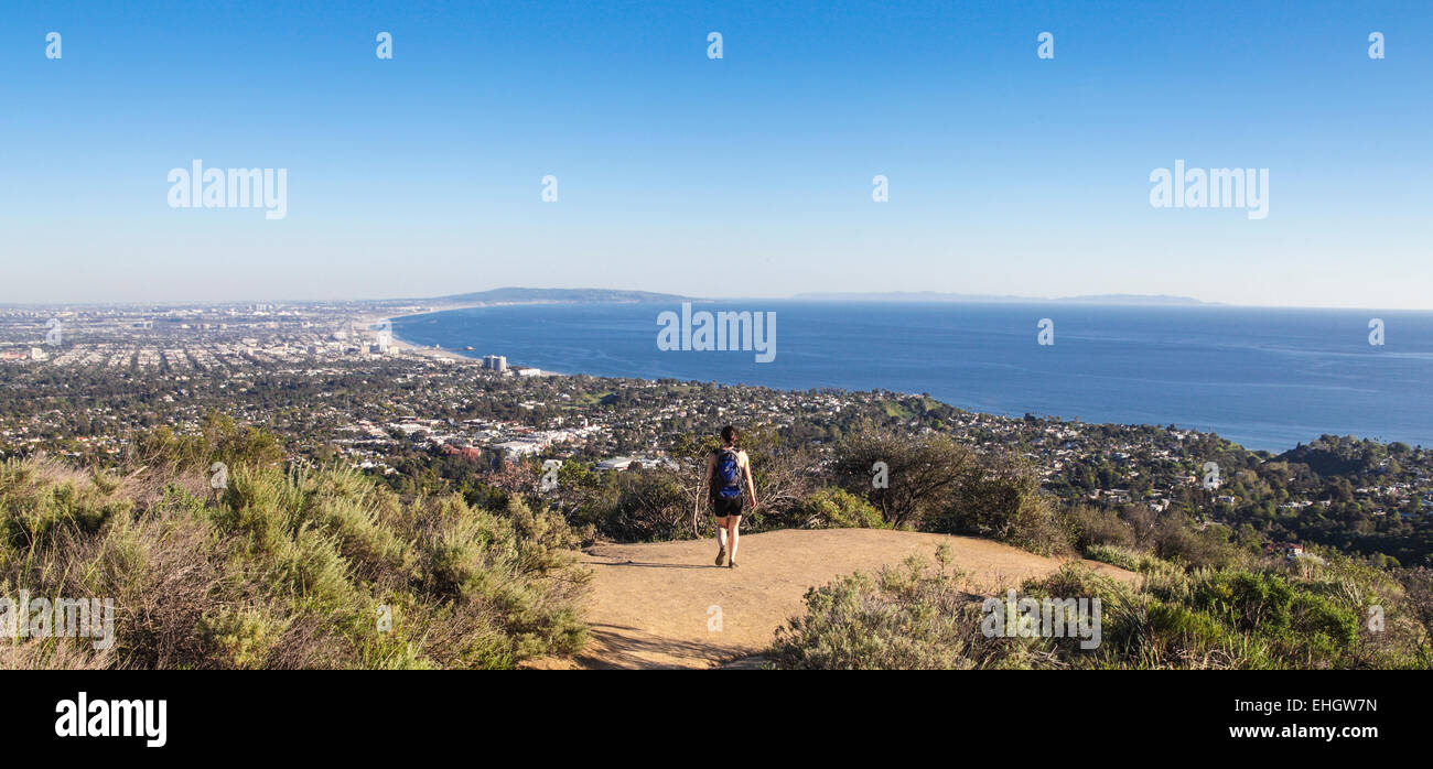Escursionista sul Temescal Ridge Trail, con la Baia di Santa Monica a distanza Foto Stock