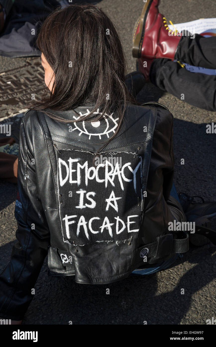 La campagna contro i cambiamenti climatici dimostrazione, sit-in su The Strand, Londra, 7 marzo 2015, Regno Unito Foto Stock
