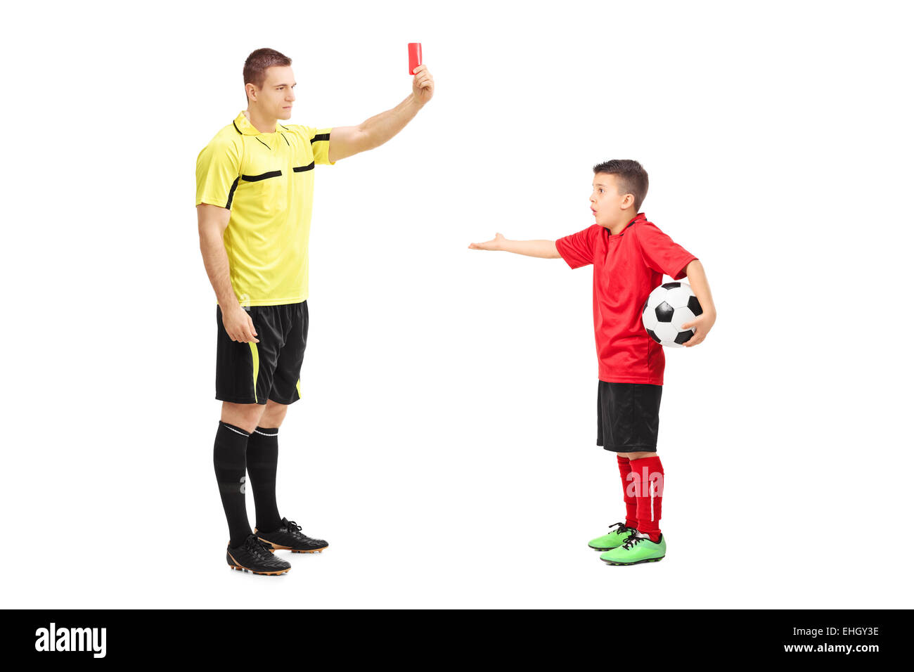 Arbitro di calcio che mostra la scheda di colore rosso per una junior soccer player isolati su sfondo bianco Foto Stock